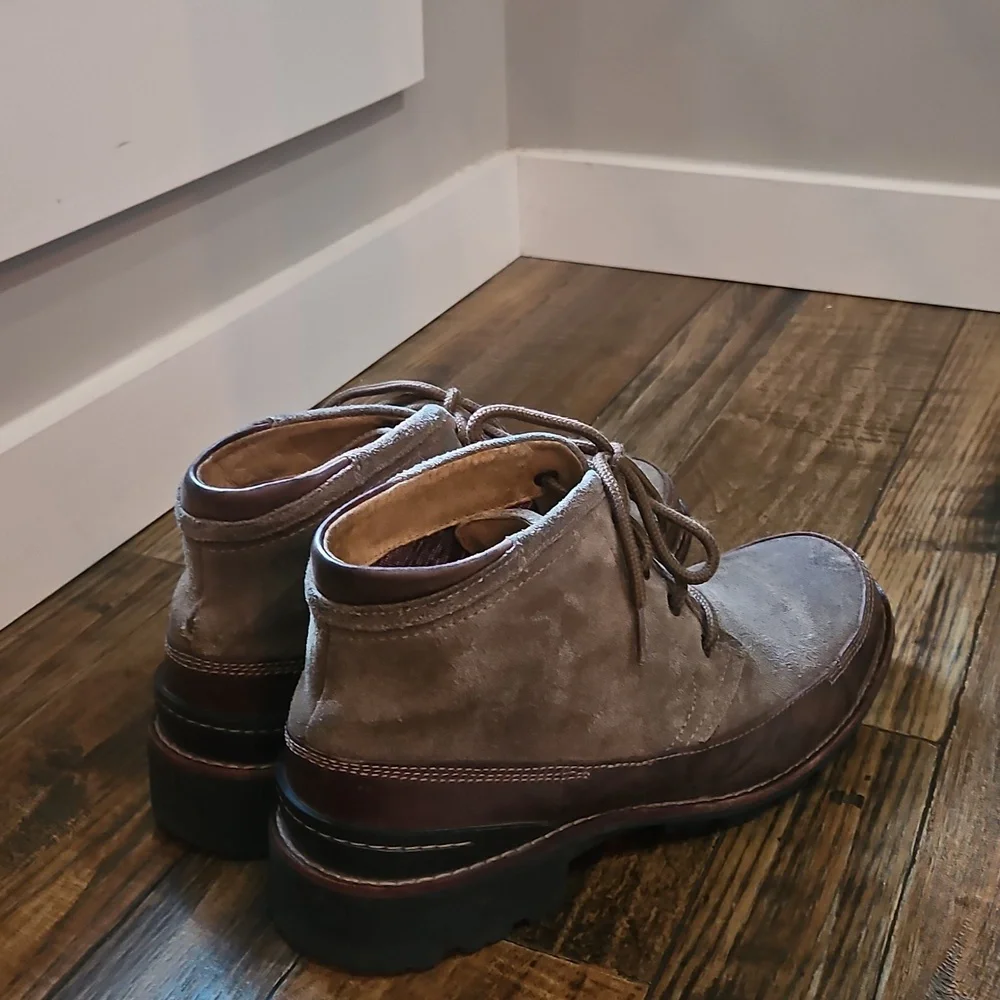 Clarks Men's Stylish Brown Suede‎ Ankle Boots.